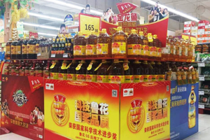 一個(gè)男人購(gòu)買(mǎi)花生油產(chǎn)品包裝設(shè)計(jì)的過(guò)程記錄